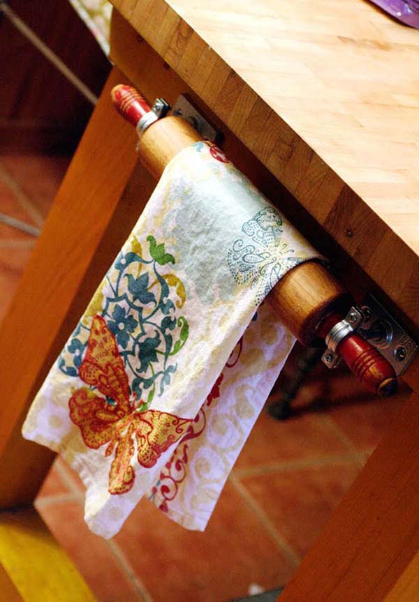 DIY Towel Rack From Rolling Pin #repurpose #reuse #kitchen #utensil #decorhomeideas