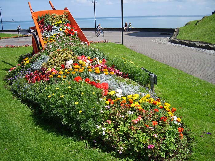 Old Cart Spilled Flower Garden Idea #garden #decorhomeideas