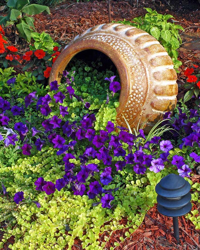 Petunies Spilled Flower Pot #garden #decorhomeideas