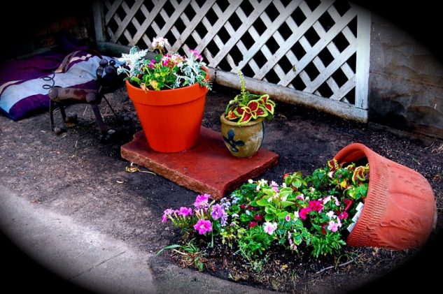 Small Spilled Flower Pots #garden #decorhomeideas