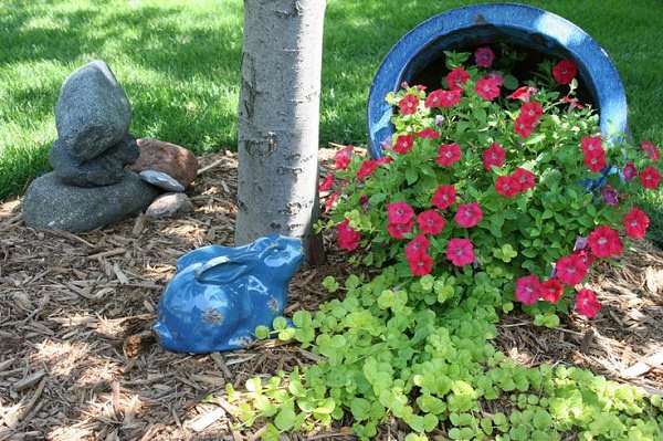 Spilled Flower Pot Arrangement #garden #decorhomeideas