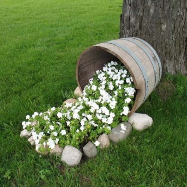 Spilled Flower Pot Garden Idea #garden #decorhomeideas