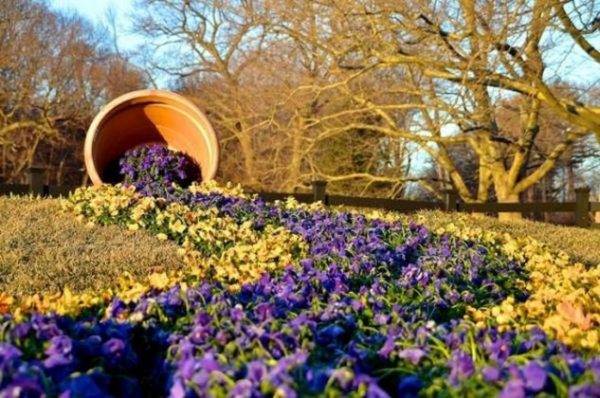 Spilled Flower Pot With Pansies #garden #decorhomeideas