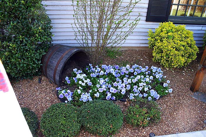 Spilled Flowers In Garden #garden #corner #decorhomeideas