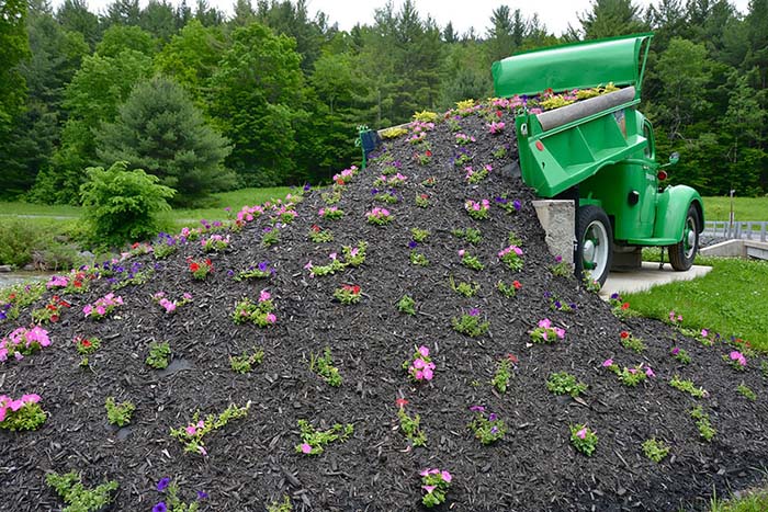 Truck Spilling Flowers #garden #decorhomeideas