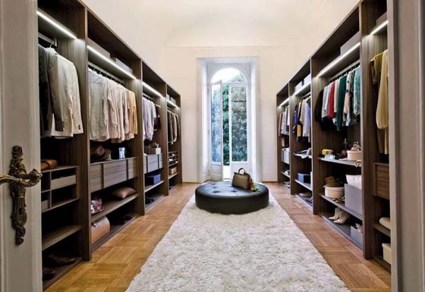 High End Walk In Closet With Seating Area #closet #storage #decorhomeideas