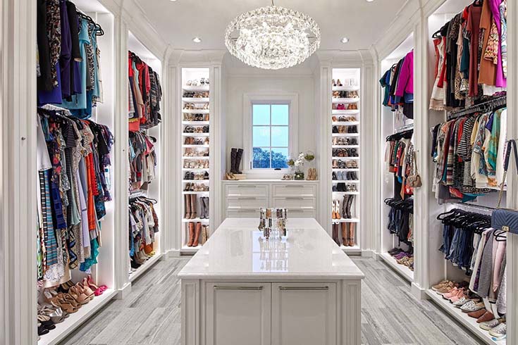 Luxury Walk In Closet In White #closet #storage #decorhomeideas