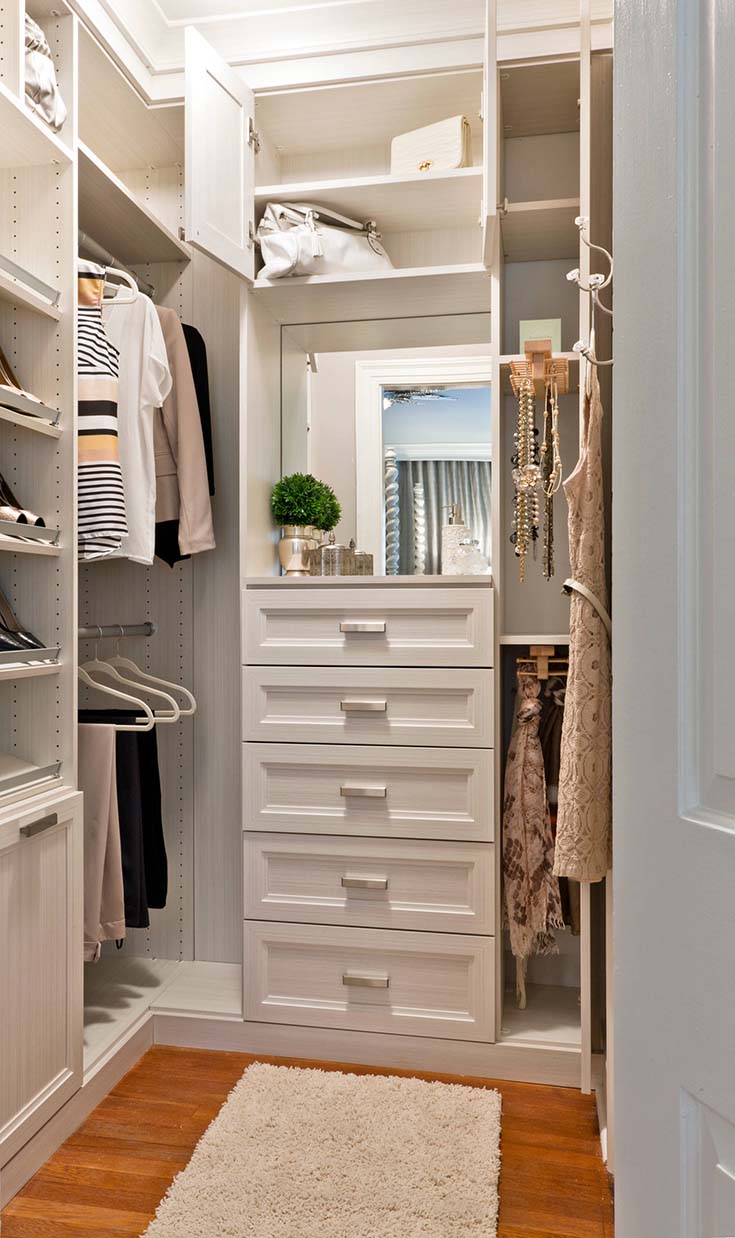 Small Feminine Walk In Closet #closet #storage #decorhomeideas