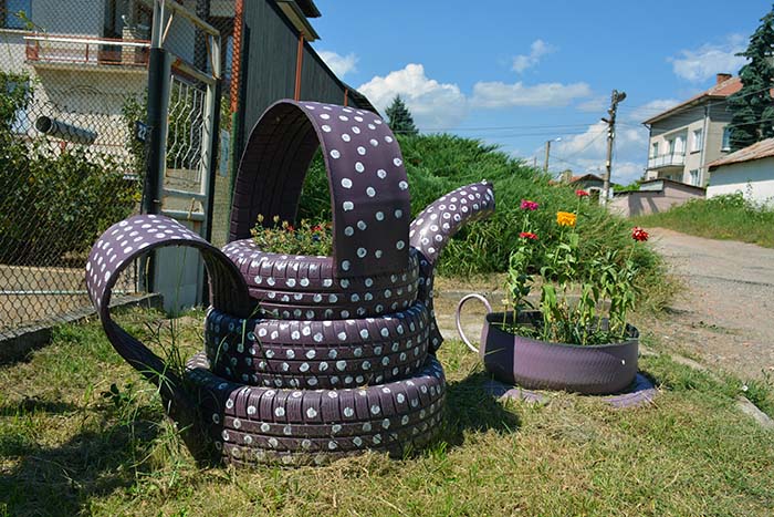 Tea Pot Old Tires Garden Decor #garden #oldtires #decorhomeideas