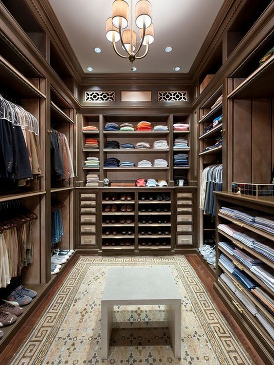 Walk In Closet With Rug #closet #storage #decorhomeideas