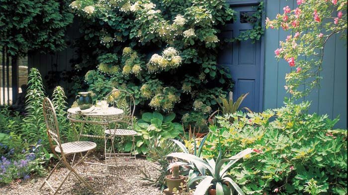Cozy Backyard Seating Area #garden #landscaping #decorhomeideas