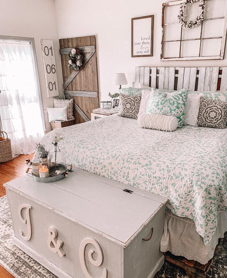 Farmhouse Renovation Bedroom. Rustic and antique themed bedroom in pastel colors #farmhouse #makeover #decorhomeideas