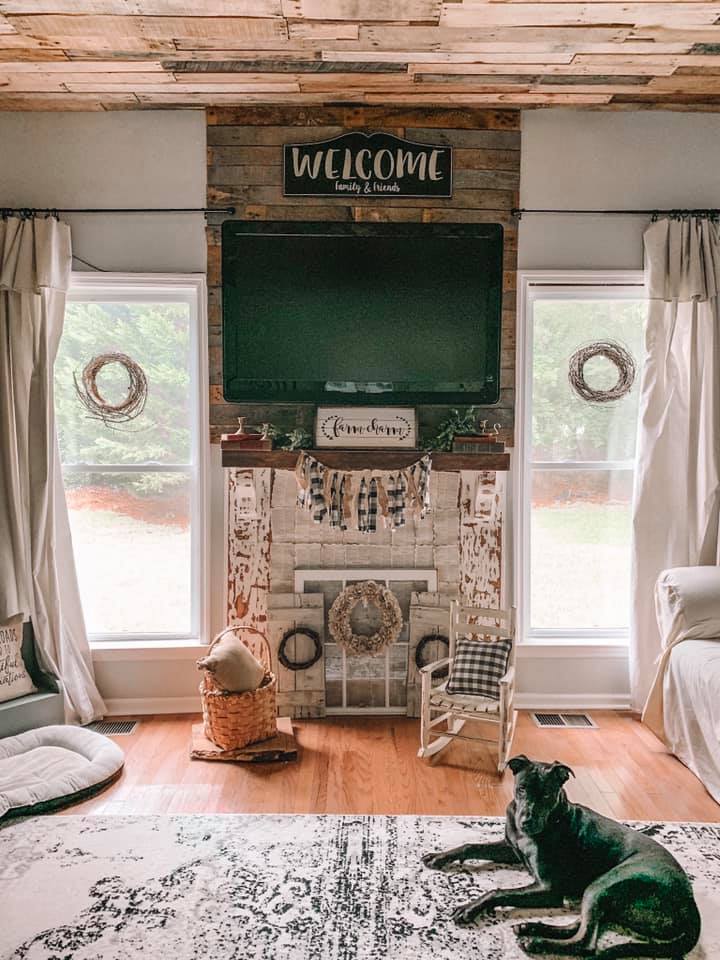 Farmhouse Renovation Living Room. Ceiling made out of wood pallets #farmhouse #makeover #decorhomeideas