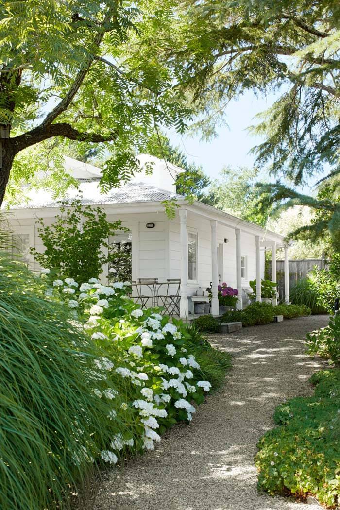 Garden Pathway Up To The House #garden #landscaping #decorhomeideas