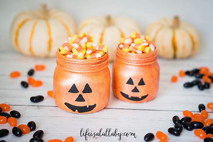 Glittery Halloween Pumpkin Jars #falldecor #masonjar #decorhomeideas