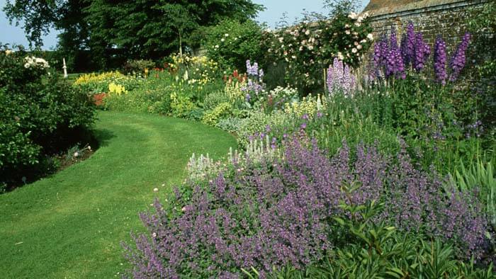 Green Garden Path With Flowers #garden #landscaping #decorhomeideas