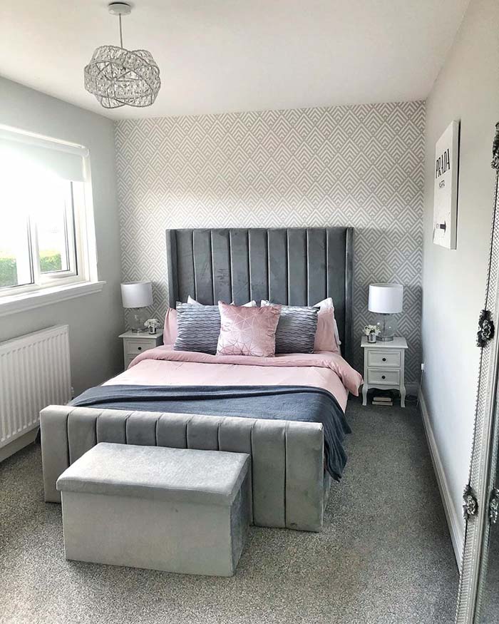 Silver Grey Bedroom With Pink Accent #bedroom #silver #decorhomeideas
