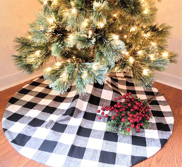 Black and White Buffalo Check Christmas Tree Skirt #Christmas #buffalocheck #diy #decorhomeideas