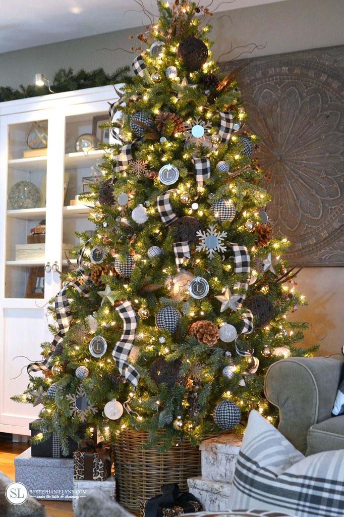 Black and White Buffalo Check Christmas Tree #Christmas #buffalocheck #diy #decorhomeideas