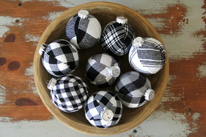 Black and White Buffalo Plaid Christmas Ornaments #Christmas #buffalocheck #diy #decorhomeideas