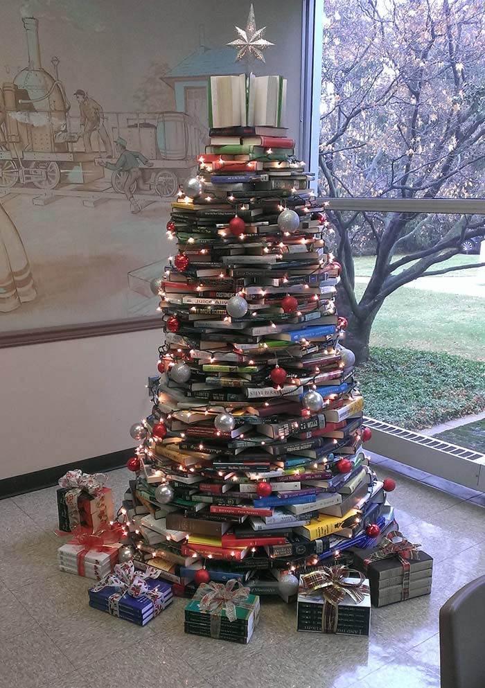 Christmas Tree Made Out Of Books #Christmas #trees #decorhomeideas