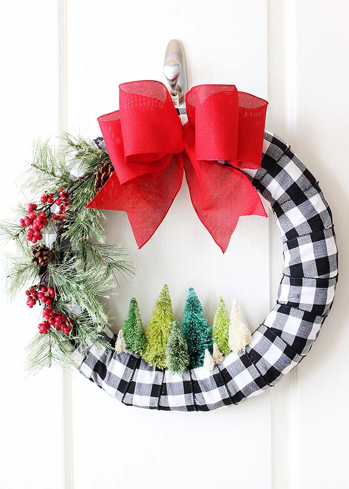 Bottle Brush DIY Christmas Wreath #Christmas #buffalocheck #diy #decorhomeideas