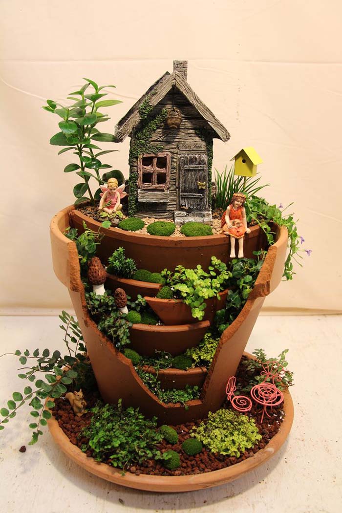 Broken Fairy Pot With Elfs #fairygarden #diy #decorhomeideas