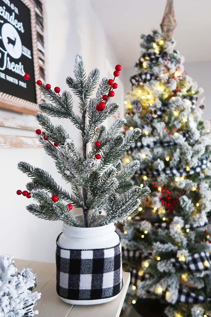 Buffalo Check Christmas Mason Jar #Christmas #buffalocheck #diy #decorhomeideas