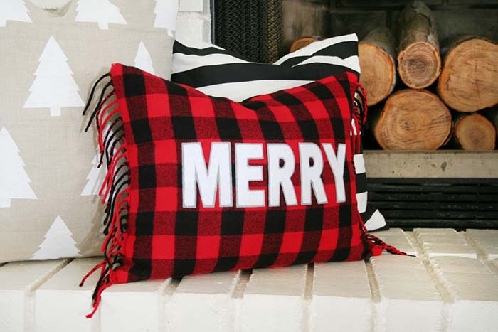 Buffalo Check Christmas Pillow #Christmas #buffalocheck #diy #decorhomeideas