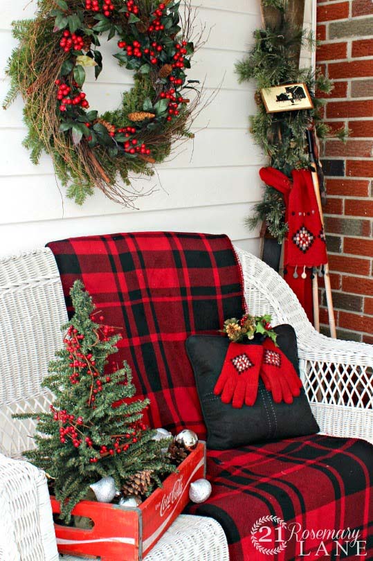 Christmas Front Porch Loveseat Buffalo Check #Christmas #buffalocheck #diy #decorhomeideas