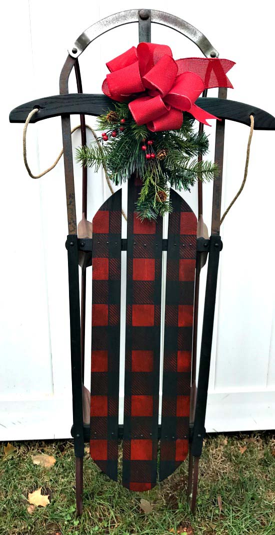 DIY Stenciled Christmas Buffalo Check Vintage Sled #Christmas #buffalocheck #diy #decorhomeideas