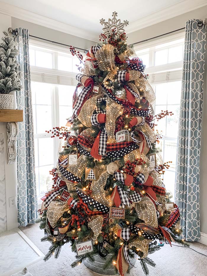 Christmas Tree Ideas Using Buffalo Check Ribbon #Christmas #buffalocheck #diy #decorhomeideas