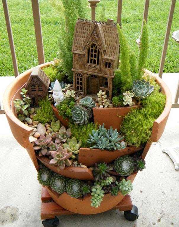 DIY Broken Clay Pot Fairy Garden #fairygarden #diy #decorhomeideas