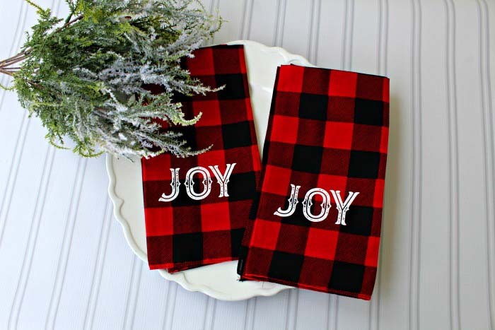 DIY Buffalo Check Cloth Bandana Napkins #Christmas #buffalocheck #diy #decorhomeideas