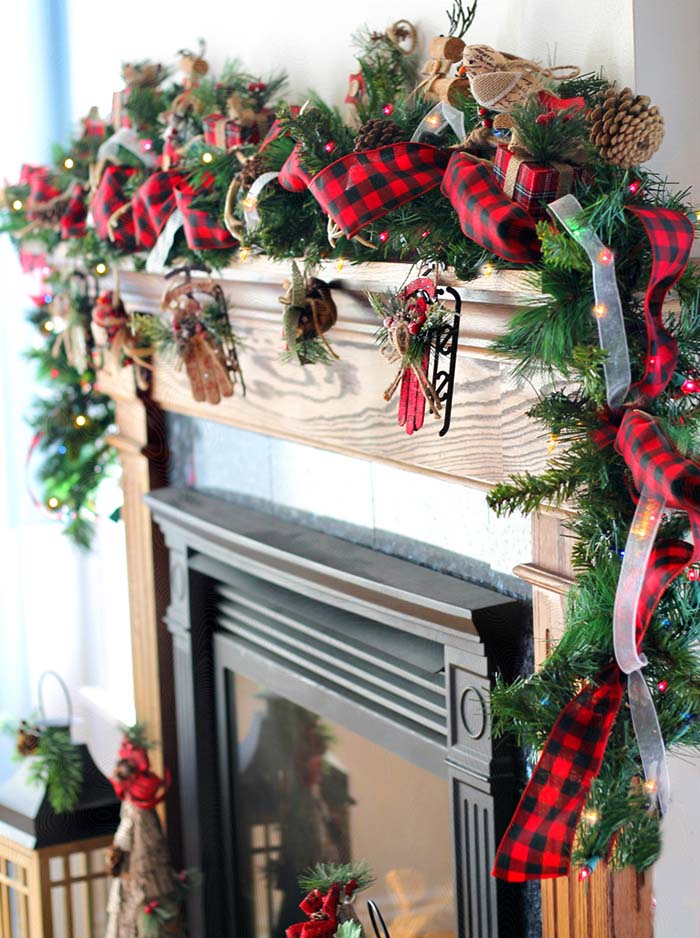 DIY Mantel Decoration With Buffalo Check Garland #Christmas #buffalocheck #diy #decorhomeideas