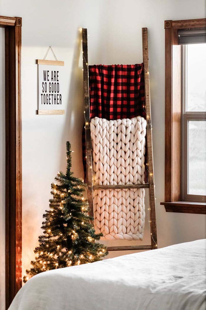 DIY Christmas Plaid Ladder #Christmas #buffalocheck #diy #decorhomeideas