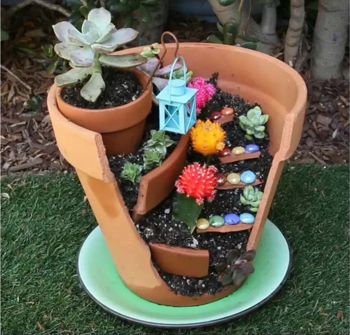 Easy Broken Pot Fairy Garden DIY #fairygarden #diy #decorhomeideas