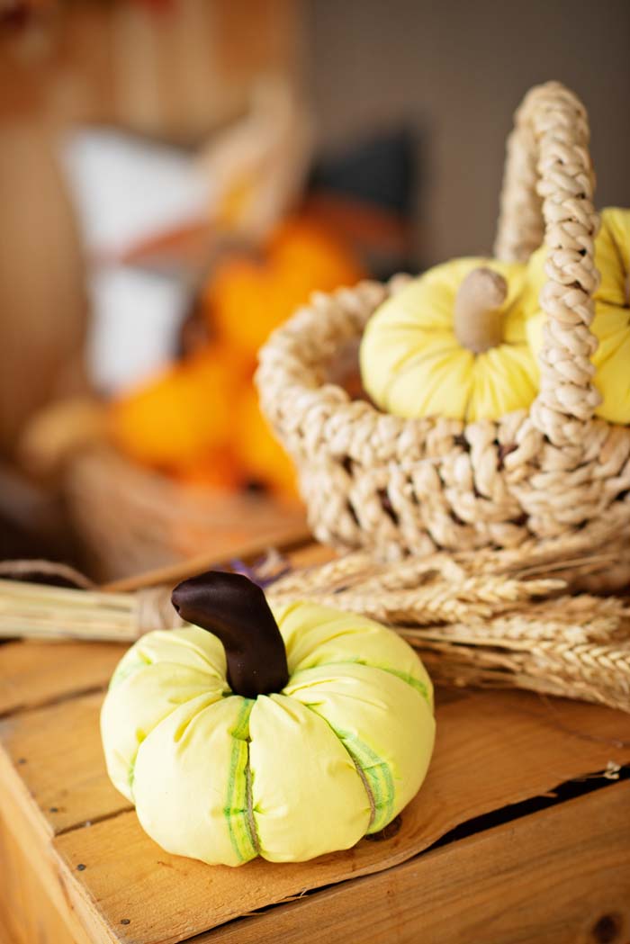 Fall Decor Fabric Pumpkins #fabric #pumpkin #falldecor #decorhomeideas