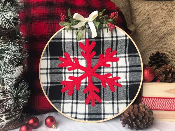 Farmhouse Christmas DIY Snowflake Hoop #Christmas #buffalocheck #diy #decorhomeideas