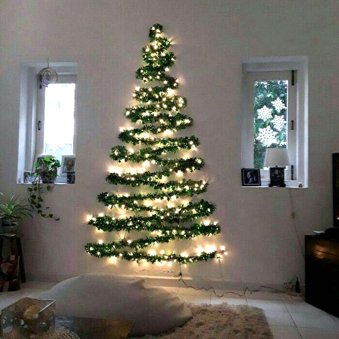 Garland Christmas Tree #Christmas #trees #decorhomeideas