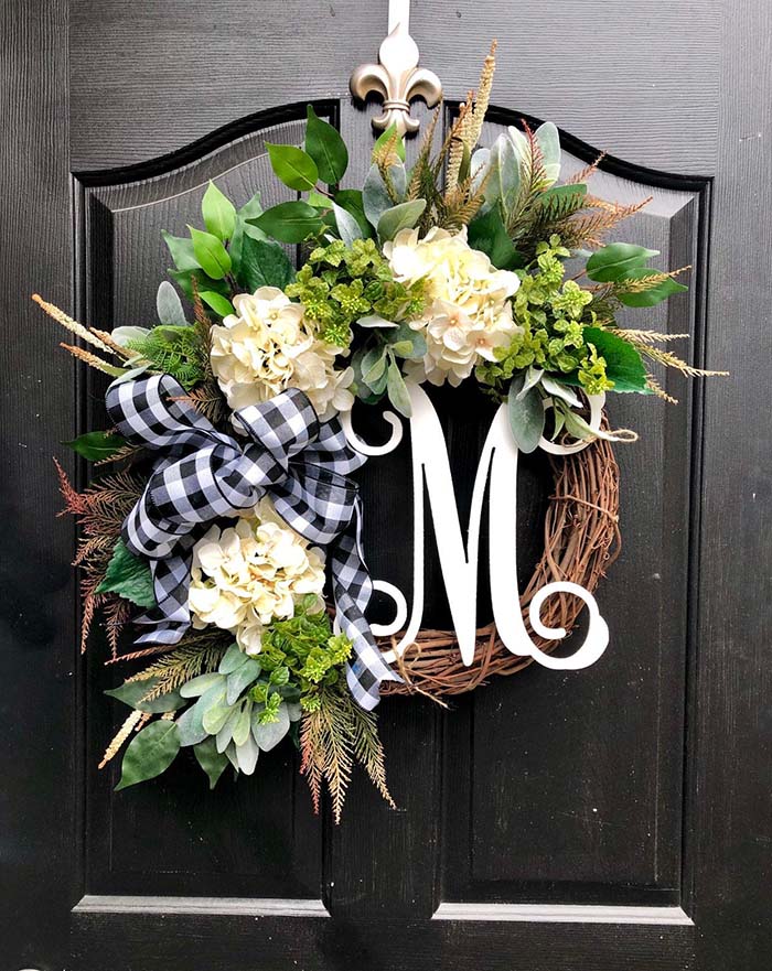 Monogram Wreath Buffalo Plaid #Christmas #buffalocheck #diy #decorhomeideas