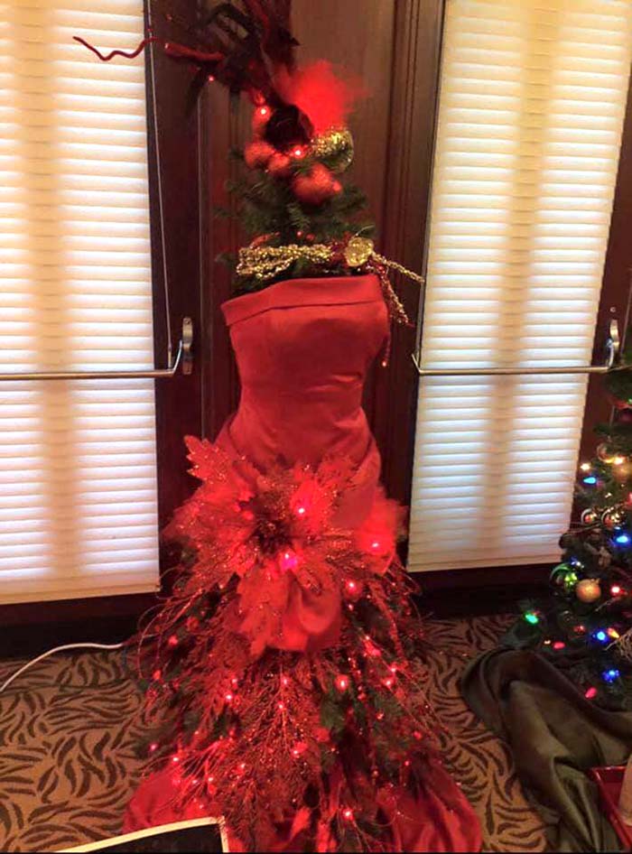 Red Dress Christmas Tree #Christmas #trees #decorhomeideas