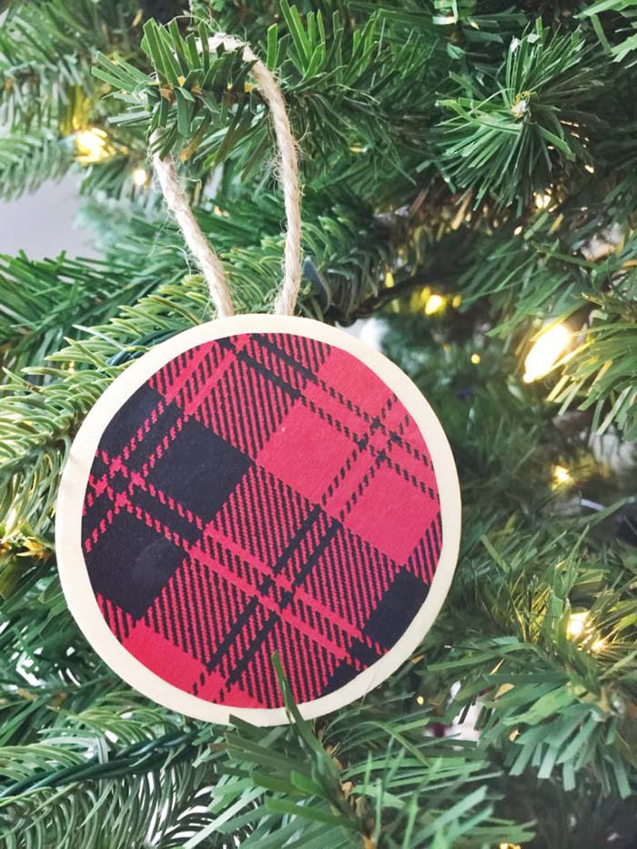 Simple Easy Buffalo Plaid Christmas Ornaments #Christmas #buffalocheck #diy #decorhomeideas