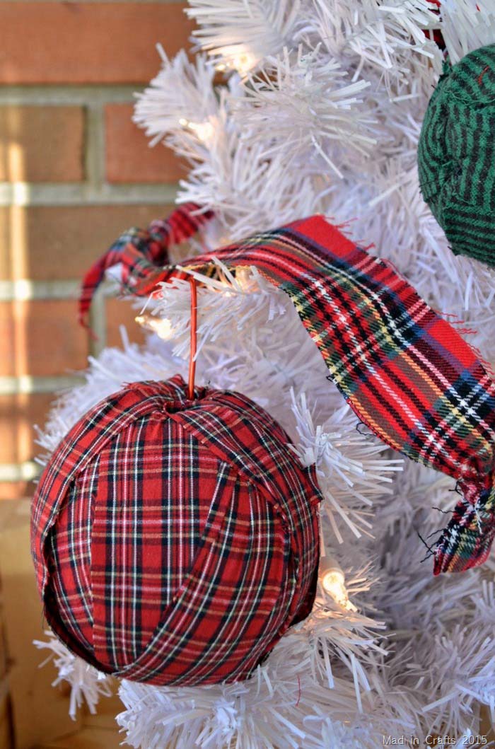 Simple Plaid Rag Ornaments #Christmas #buffalocheck #diy #decorhomeideas