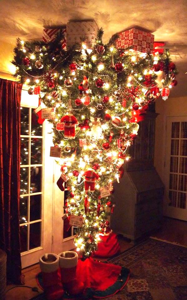 Upside Down Christmas Tree #Christmas #trees #decorhomeideas