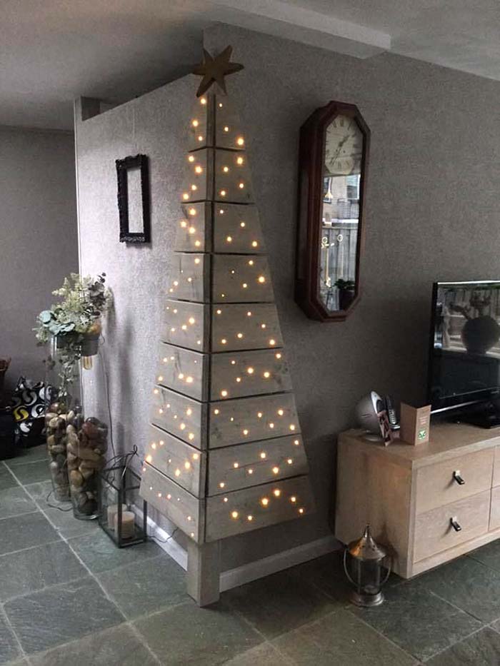 Wall Corner Christmas Tree Made of Wood #Christmas #trees #decorhomeideas