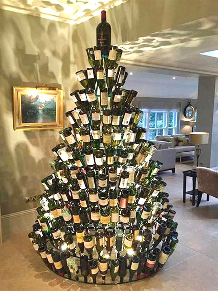 Wine Bottles Christmas Tree #Christmas #trees #decorhomeideas