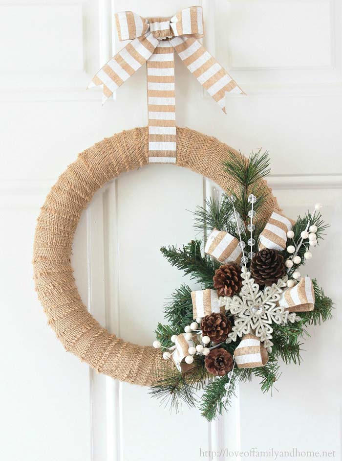 Burlap Christmas Wreath Tutorial #Christmas #rustic #diy #decorhomeideas 