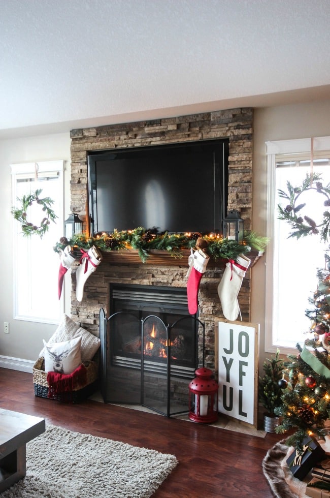 Cozy Rustic Christmas Mantel #Christmas #rustic #diy #decorhomeideas 