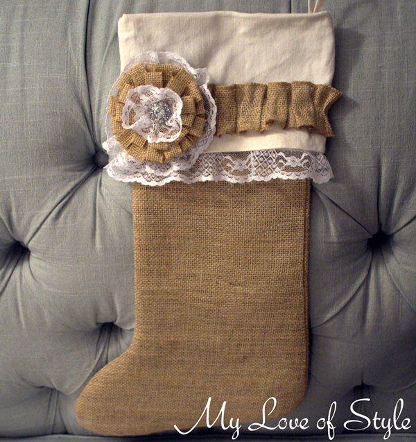 DIY Burlap Christmas Stockings #Christmas #rustic #diy #decorhomeideas 